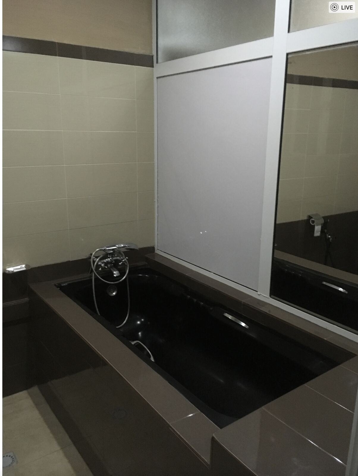 Baignoire noire exclusive suite romantique Souillac