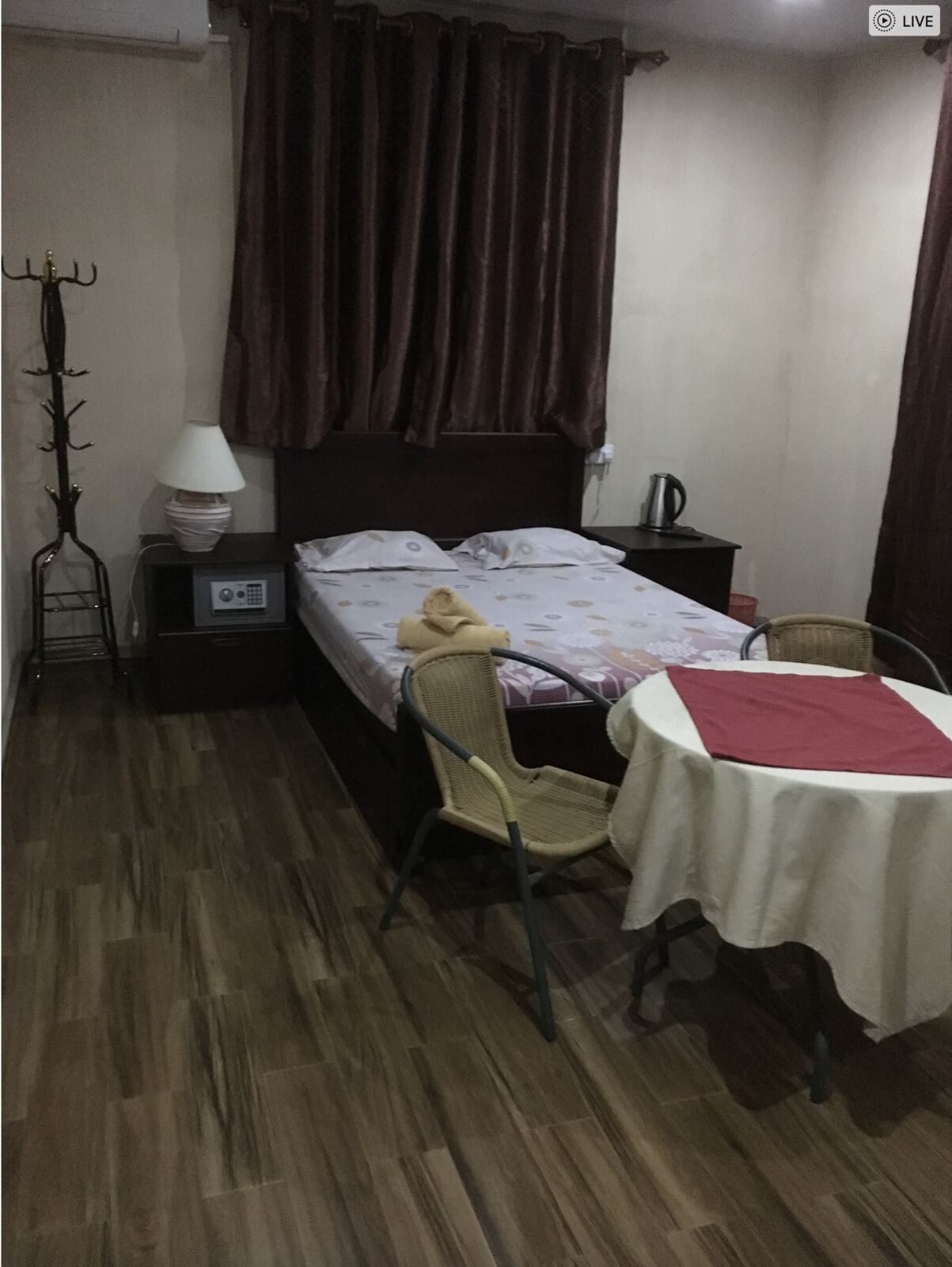 Chambre 5 suite romantique baignoire noire Manor Villa